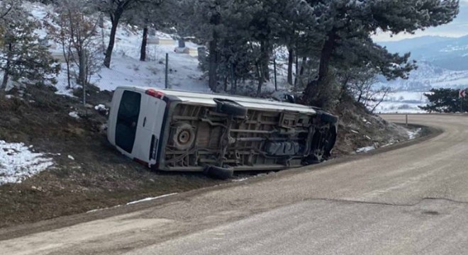 İşçileri taşıyan minibüs devrildi: 22 yaralı