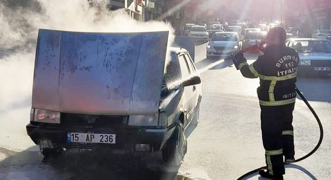Işıkta bekleyen otomobil yandı