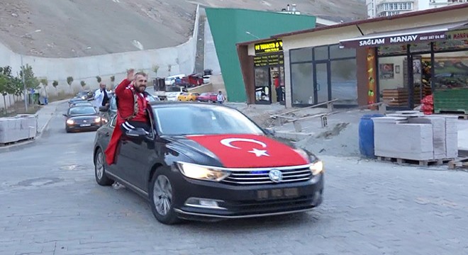 İşitme engelli şampiyon güreşçiye konvoylu karşılama