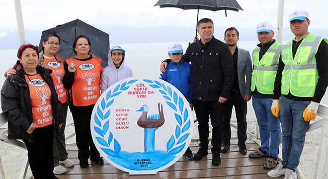 İskeleye 'Göl yoksa Burdur yok' yazılı çelenk koydular