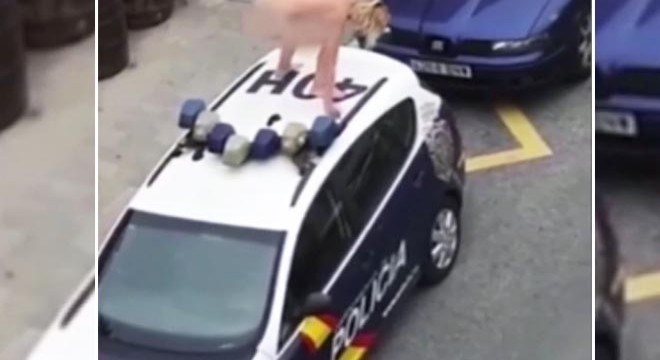 İspanya’da polis aracı üzerinde çıplak protesto