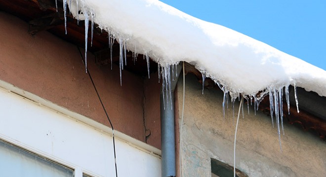 Isparta'da buz sarkıtları tehlike oluşturdu