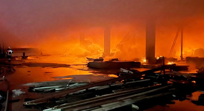 Isparta'da depo yangını