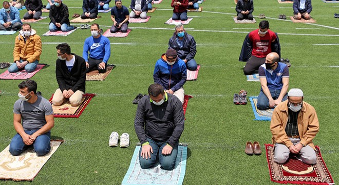 Isparta'da, futbol sahasında cuma namazı