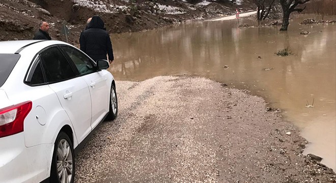 Isparta'da gölet taştı yol trafiğe kapandı
