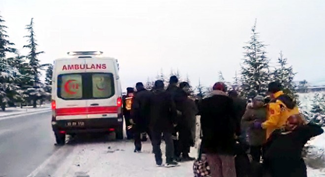Isparta'da işçileri taşıyan otobüs devrildi; 11 yaralı