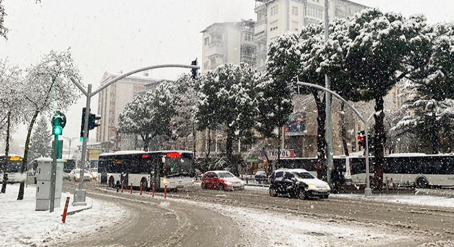 Isparta'da kar yağışı