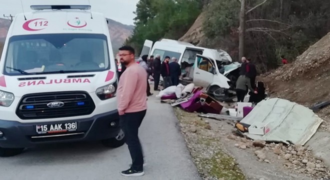 Isparta'da minibüs ağaca çarptı: 1’i ağır, 4 yaralı