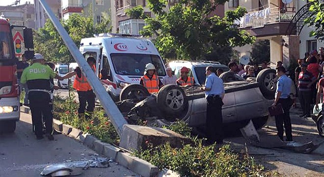 Isparta'da otomobil direğe çarptı, ters döndü