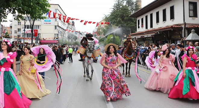 Isparta'da renkli festival korteji