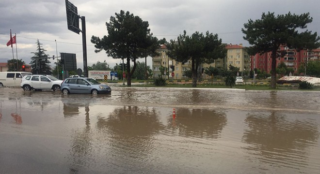 Isparta'da sağanak zor anlar yaşattı