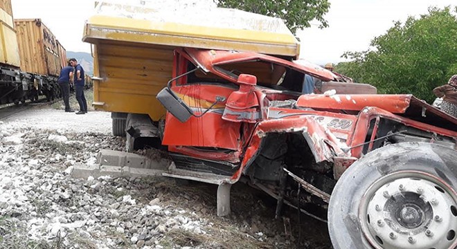 Isparta'da yük treni kamyona çarptı: 1 yaralı