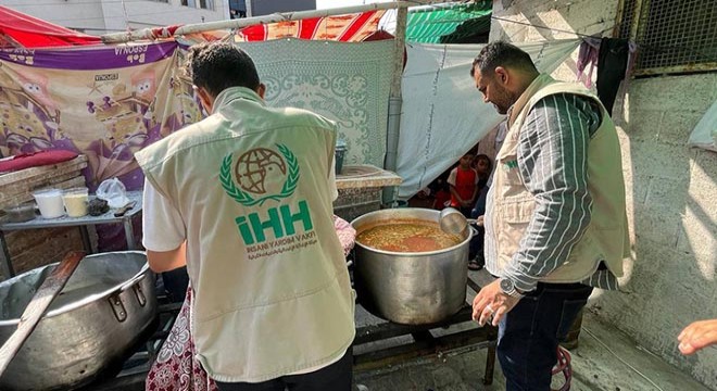 İsrail, İHH'nın Gazze'deki aşevine saldırdı