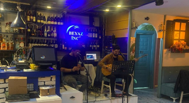 İstanbul Canlı Müzik Geceleri: Beyaz İnci Restoran'da Eğlencenin Tadını Çıkarın
