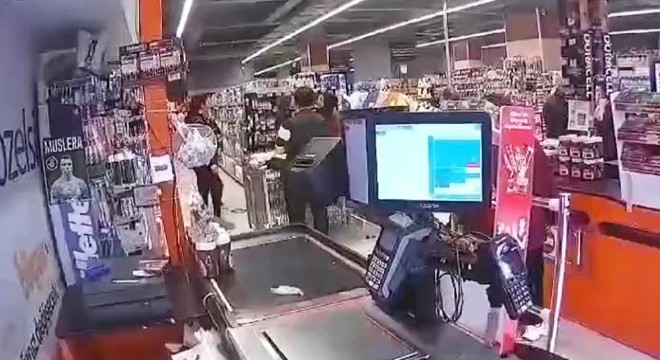 İşten çıkarıldı, siniri krizi geçirip market raflarını devirdi