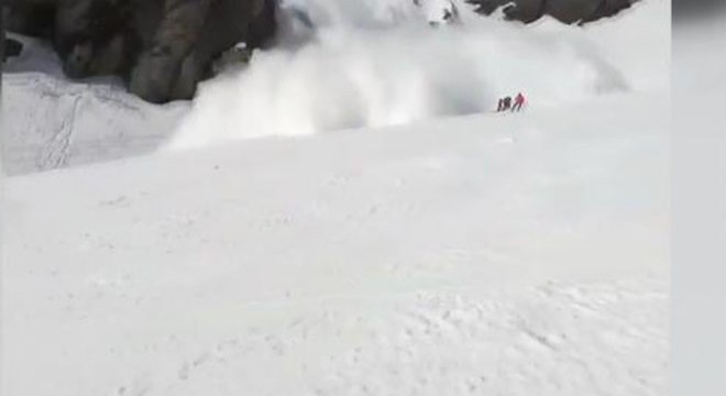 İsviçre'de çığın düşme anı kamerada