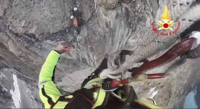 İtalya'da 3 bin metrede mahsur kalan dağcılar böyle kurtarıldı