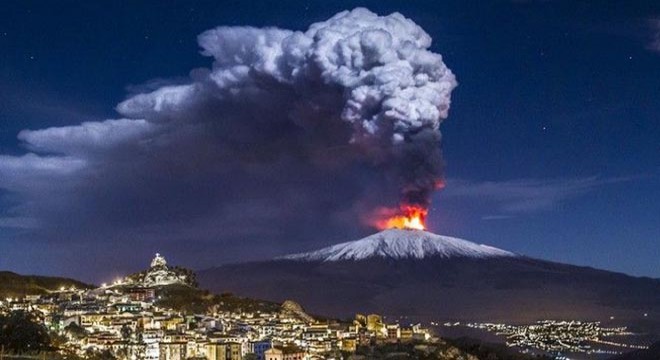 İtalya'da Etna Yanardağı kül ve lav püskürtüyor