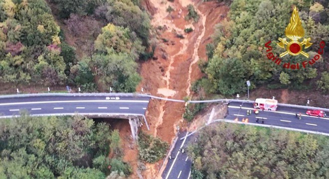 İtalya’da sel suları viyadük çökertti