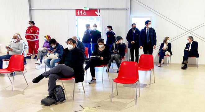 İtalya'nın Süper Mario'su eşiyle aşı sırası bekledi