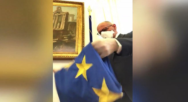 İtalyan siyasetçilerden AB’ye bayraklı koronavirüs tepkisi