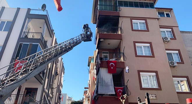 İtfaiye eri yangında zarar görmesini önlediği bayrakları düzeltti