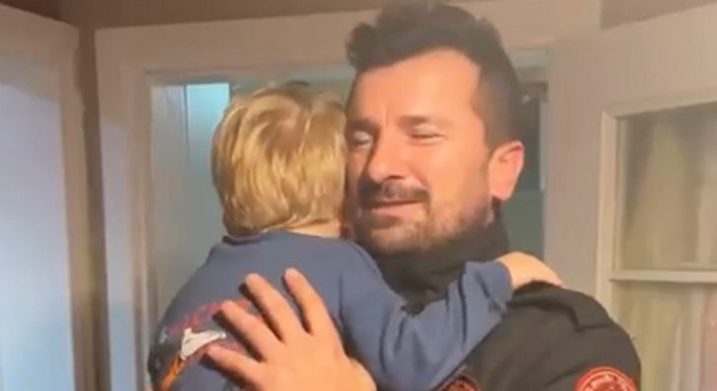 İtfaiyeci baba, odada kilitli kalan oğlunu kurtardı