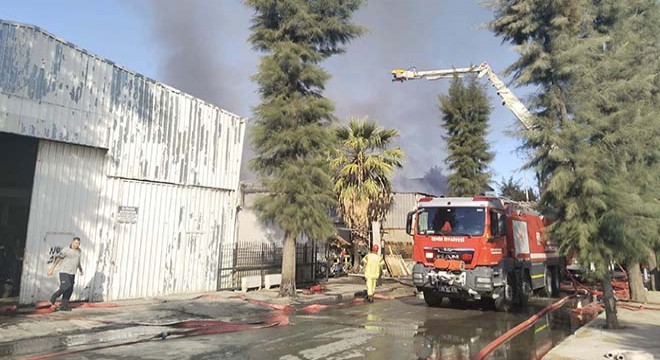 İzmir'de kimya fabrikasında yangın