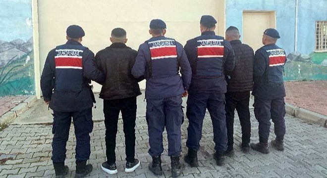 Jandarma aranan 2 kişiyi yakaladı
