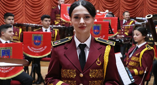 Jandarma bandosunun solisti Büşra astsubay