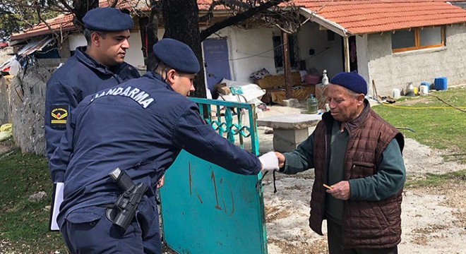 Jandarma, emekli maaşını evine getirdi