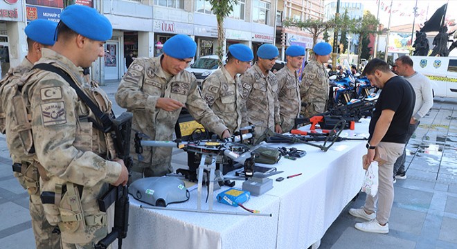 Jandarma ve emniyet stant açtı