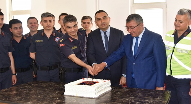 Jandarmaya pastalı kutlama