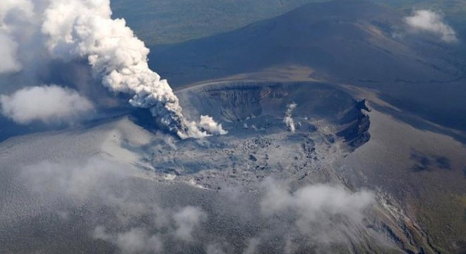Japonya'daki Şinmoe Yanardağı'nda patlama
