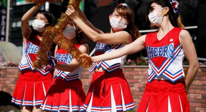 Japonya'daki liselerde etek altı fotoğraf krizi