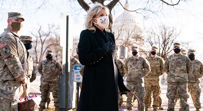 Jill Biden, otoparkta uyumak zorunda kalan askerlere hediye kurabiye getirdi