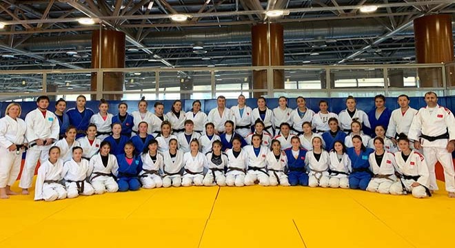 Judo Kadın Ümit Milli Takımı Burdur'da ortak çalışma kampında