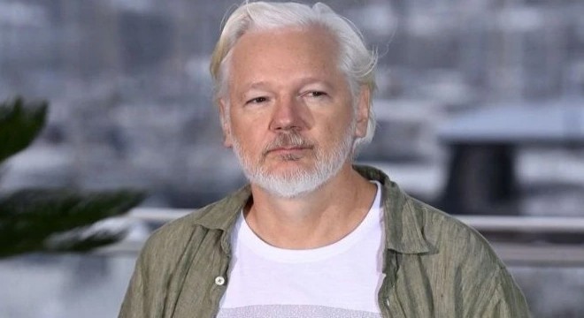 Julian Assange yeniden ortaya çıktı