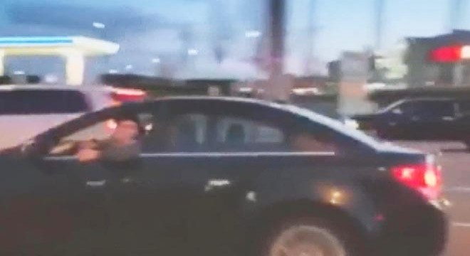 Kadın sürücüye hakaret ederken kaza yaptı