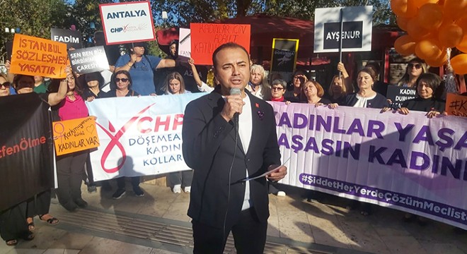 Kadın ve çocuk cinayetlerine Antalya'da balonlu protesto
