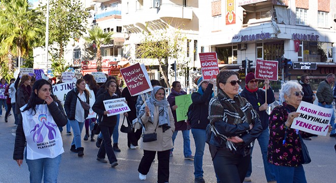 Kadınlardan şiddete karşı Antalya'da yürüyüş