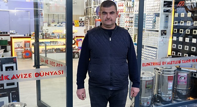 Kaldırımda parasını düşüreni belediye anonsuyla arıyor