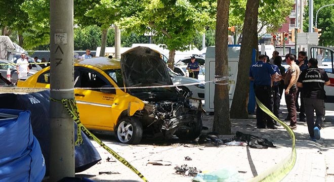 Kaldırımda yürürken taksinin çarptığı anne ile kızı öldü