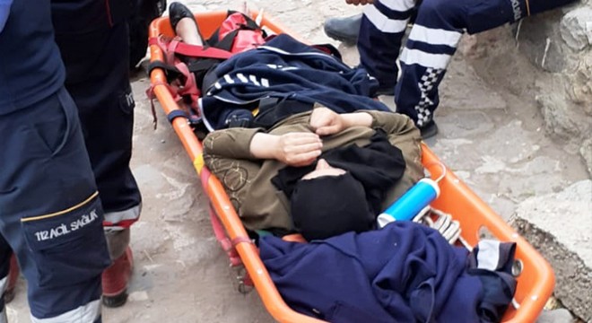 Kaleye çıkarken ayağını burkan genç kız kurtarıldı