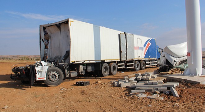 Kamyon TIR'a çarptı: 1 yaralı