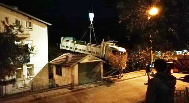 Kamyon evin bahçesine uçtu