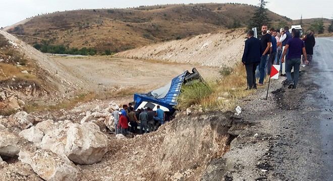 Kamyon şarampole devrildi: 1 yaralı