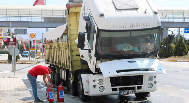 Kamyondaki yangın büyümeden söndürüldü