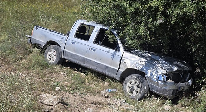 Kamyonet dereye uçtu: 2 yaralı
