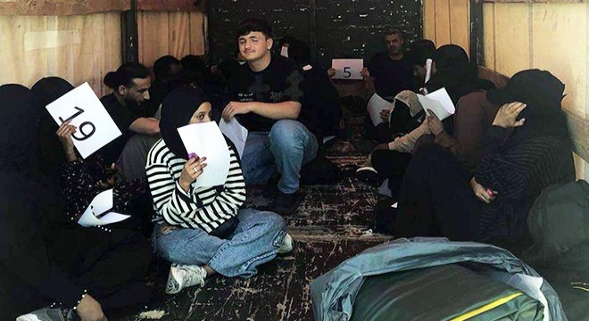 Kamyonetin kasasında 20 kaçak göçmen yakalandı